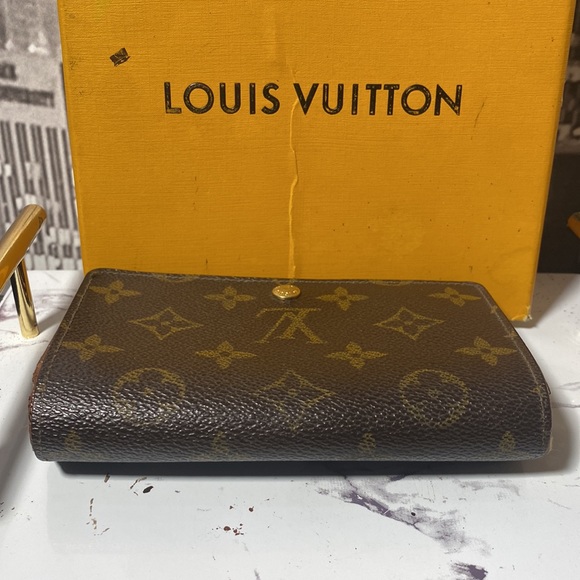 Authentic Louis Vuitton Monogram Bifold Zippy Wallet with chain - Picture 15 of 15